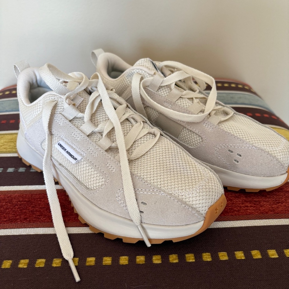 Womens Under Armour  size 7
